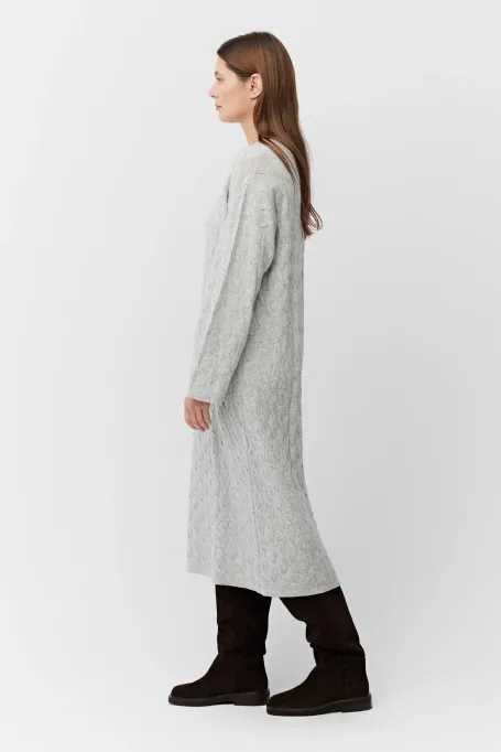 Šedé šaty s copánkovým vzorem z merinovlny