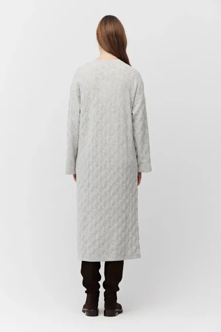 Šedé šaty s copánkovým vzorem z merinovlny