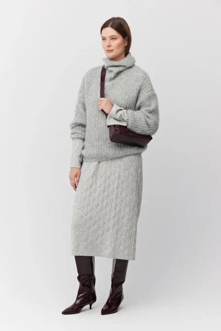 Šedé šaty s copánkovým vzorem z merinovlny