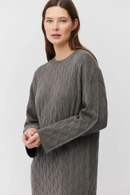 Hnědé šaty s copánkovým vzorem z kašmíru