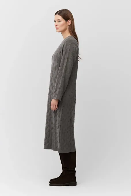 Hnědé šaty s copánkovým vzorem z kašmíru