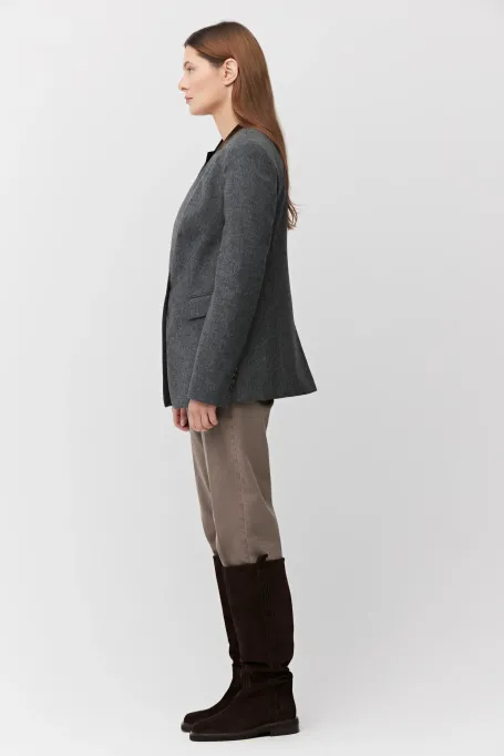 Šedý jednoradový blejzr s kašmírem