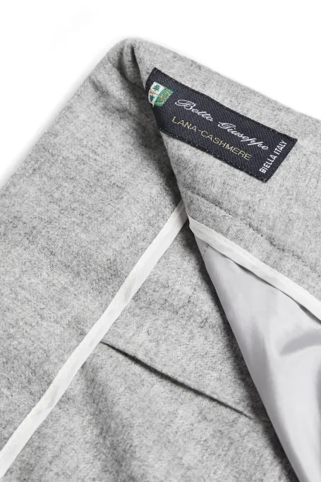 Šedé kalhoty k obleku s kašmírem