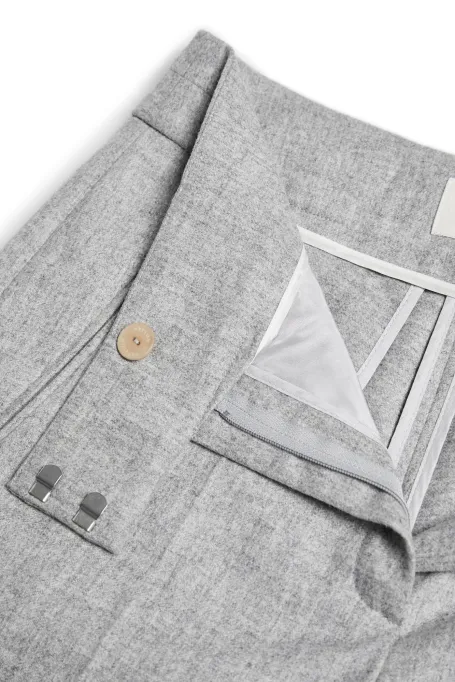 Šedé kalhoty k obleku s kašmírem