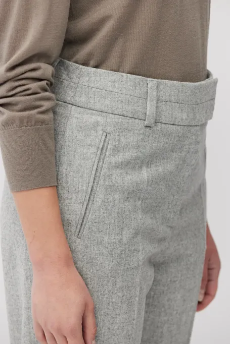 Šedé kalhoty k obleku s kašmírem