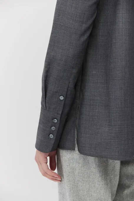 Šedá vlněná košile s širokými manžetami