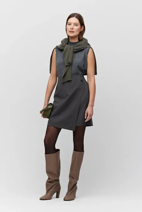 Šedá vlněná mini sukně s tenisovým vzorem