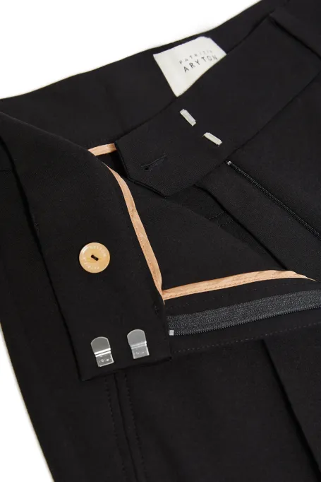 Černé kalhoty s širokými nohavicemi