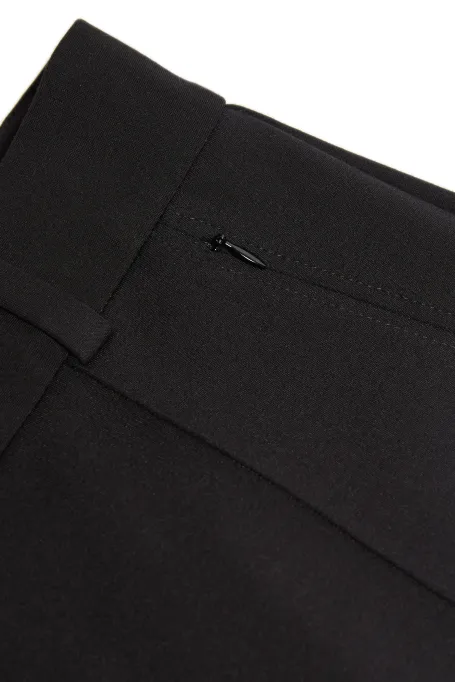 Černé kalhoty s širokými nohavicemi