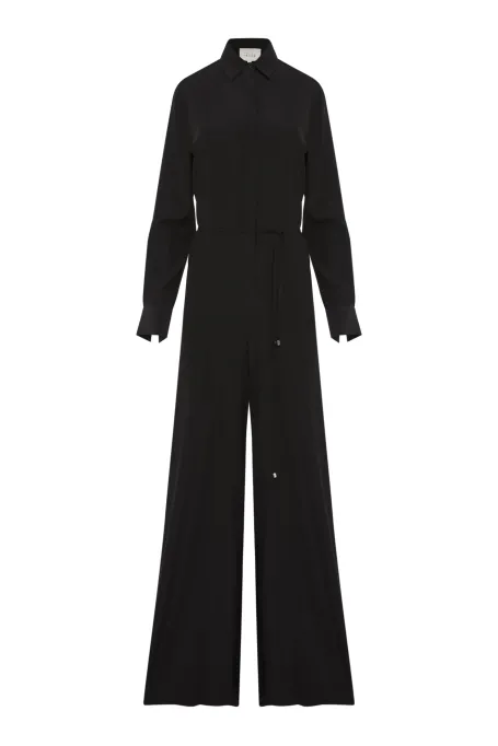 Černý hedvábný overal.