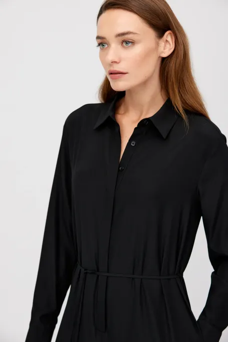 Černý hedvábný overal.