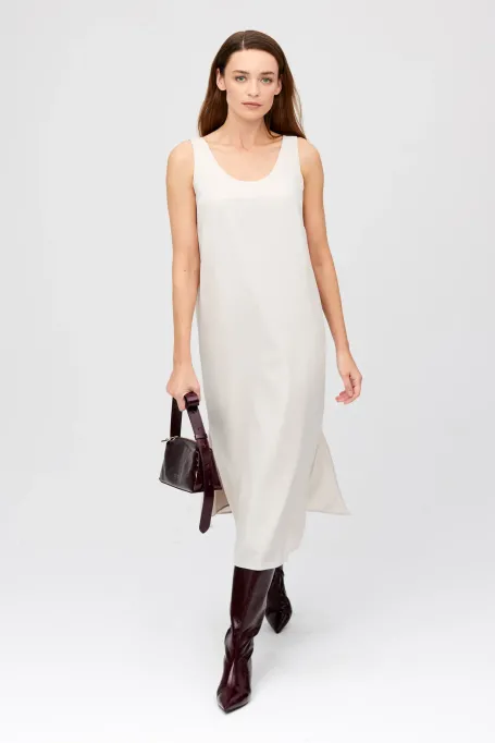 Bežová hedvábná šaty.