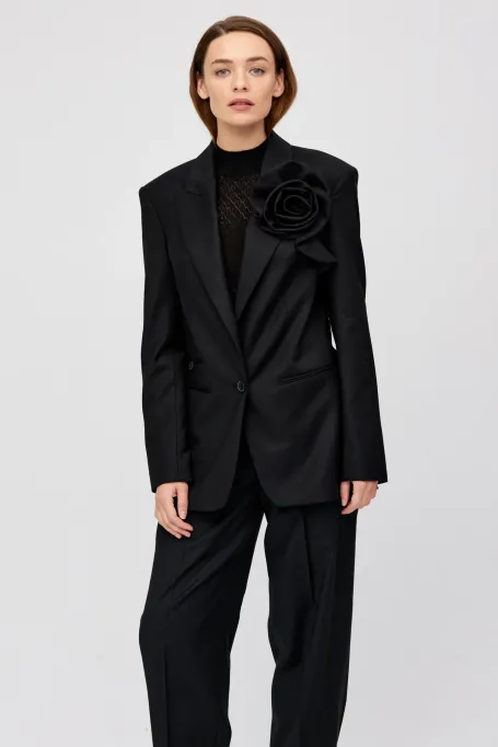 Vlněný blejzr se širokými rameny k obleku