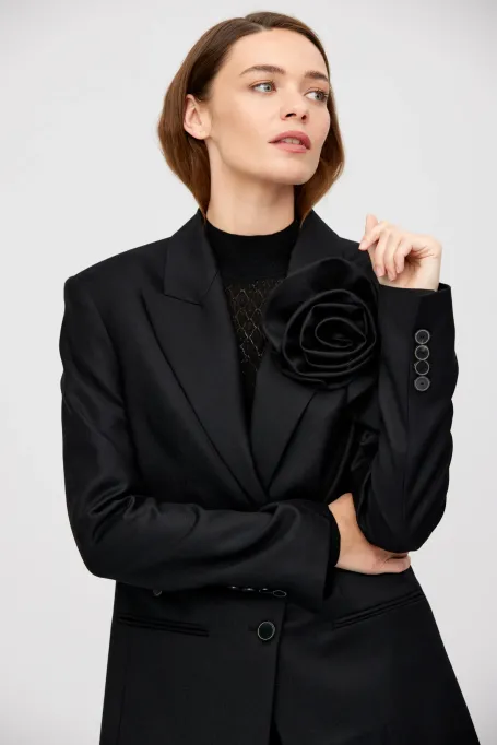 Vlněný blejzr se širokými rameny k obleku