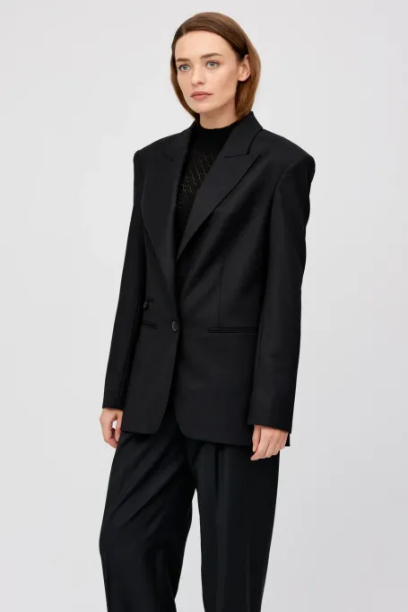 Vlněný blejzr se širokými rameny k obleku