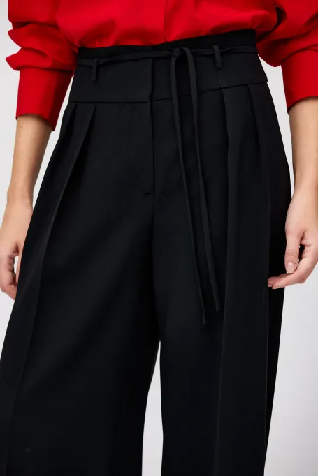 Černé kalhoty s širokým nohavicí