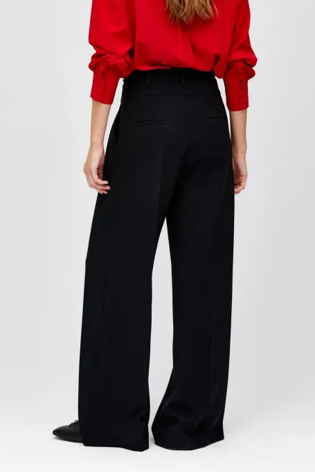 Černé kalhoty s širokým nohavicí