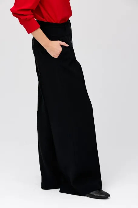 Černé kalhoty s širokým nohavicí
