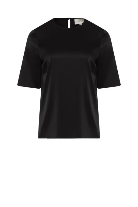 Černá blůza z hedvábí.