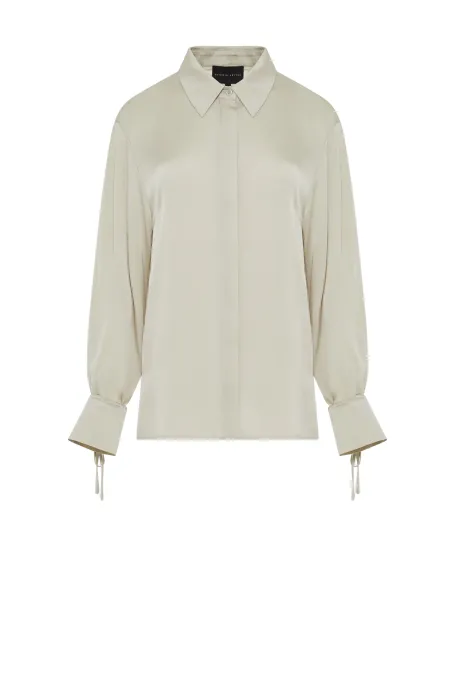 Hedvábná halenka se zavazováním na manžetě.