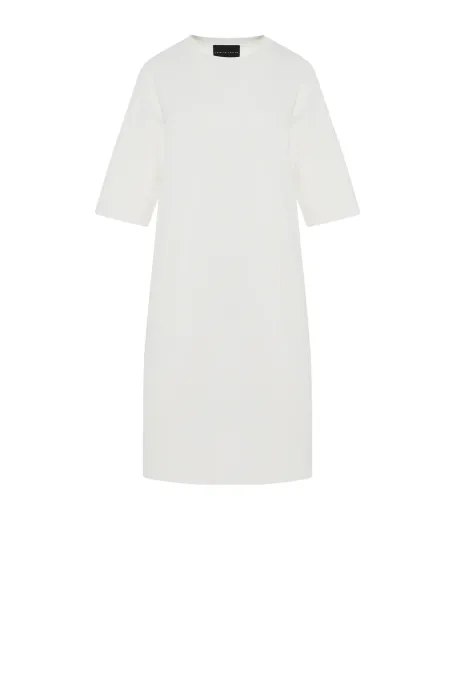 Bílé volné šaty z úpletu