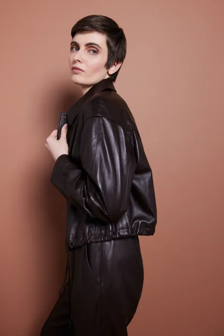 Krátká hnědá kožená bunda