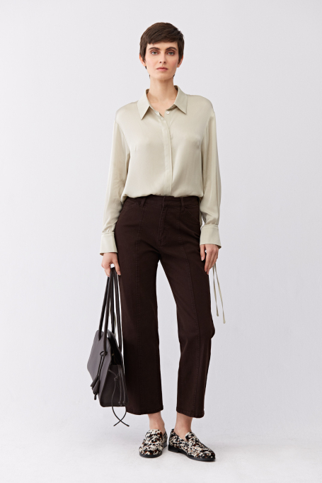 Hedvábná halenka se zavazováním na manžetě.