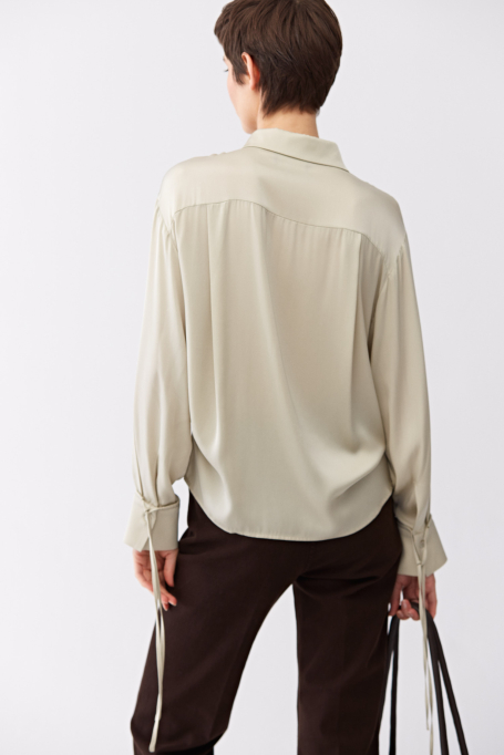 Hedvábná halenka se zavazováním na manžetě.