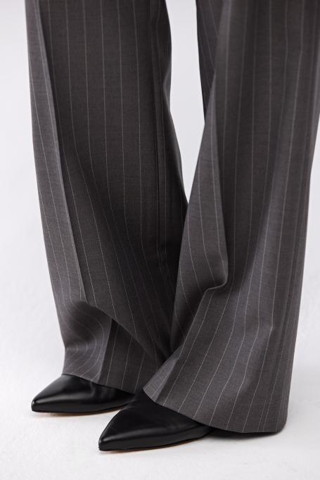 Široké šedé kalhoty s proužky do obleku