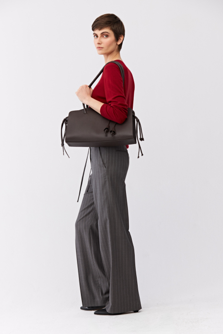 Široké šedé kalhoty s proužky do obleku