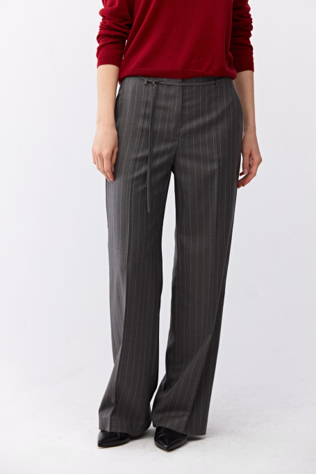 Široké šedé kalhoty s proužky do obleku