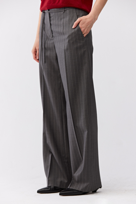 Široké šedé kalhoty s proužky do obleku