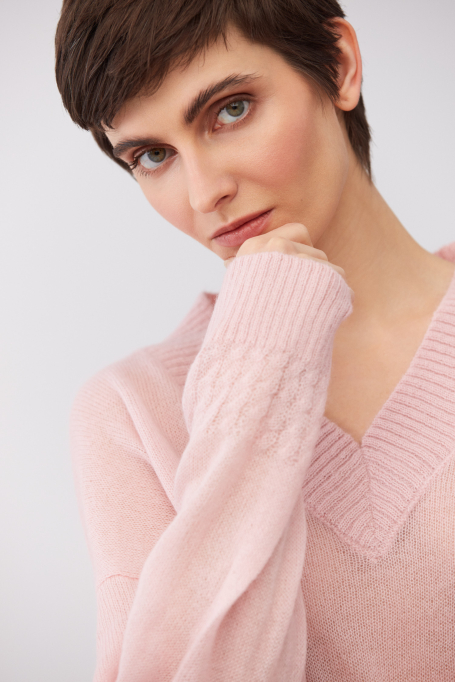 Světle růžový svetr z baby suri alpaky