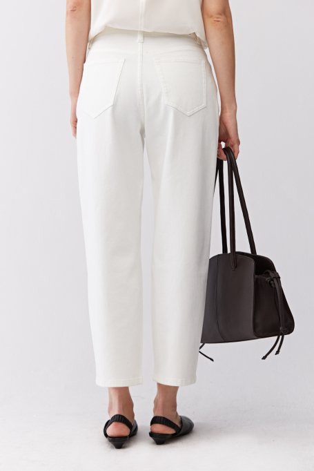 Bílé barrel džíny