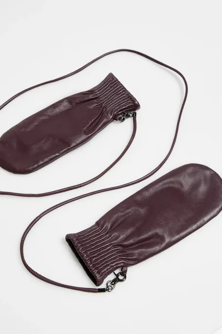 Hnědé rukavice s jedním prstem