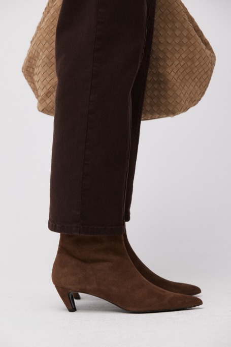 Hnědé kotníkové boty ze semišové kůže