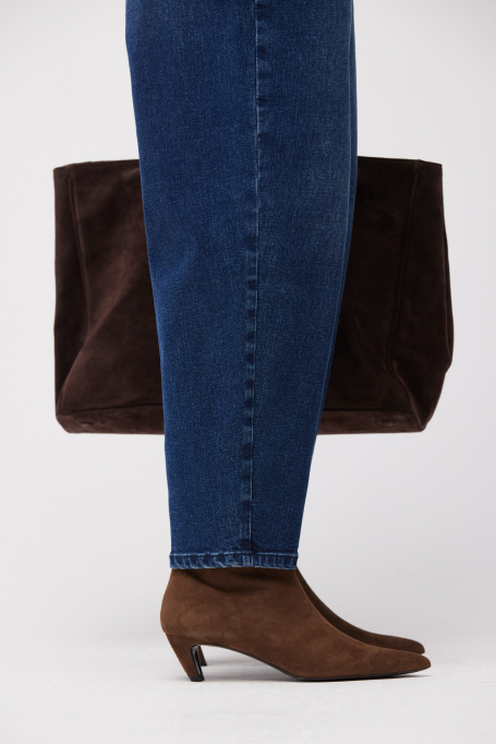 Hnědé kotníkové boty ze semišové kůže