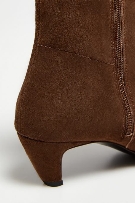 Hnědé kotníkové boty ze semišové kůže