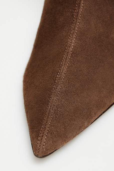 Hnědé kotníkové boty ze semišové kůže