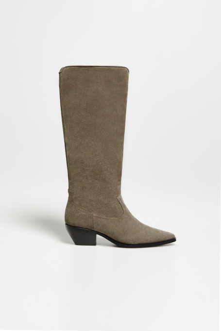 Semišové kozačky s páskem a přezkou