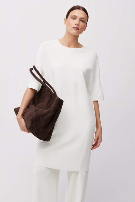 Bílé volné šaty z úpletu