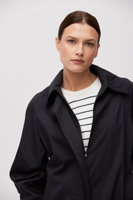 Bílá bavlněná halenka s černými proužky