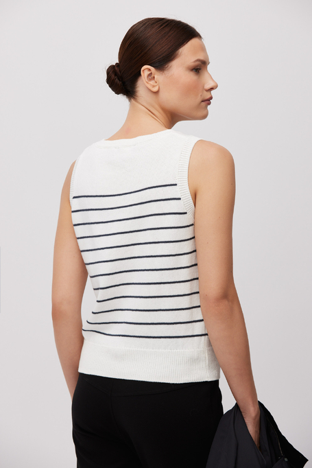 Bílá bavlněná halenka s černými proužky