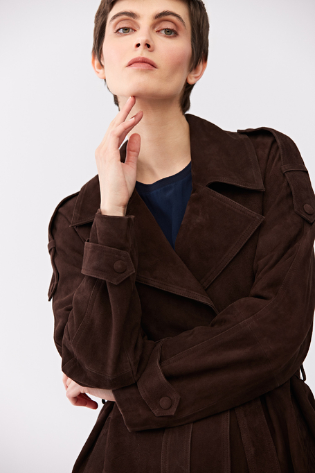 Hnědá kožená bunda s páskem