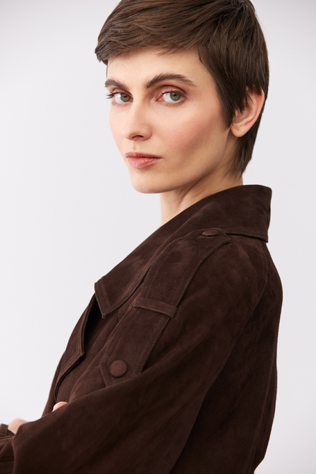 Hnědá kožená bunda s páskem