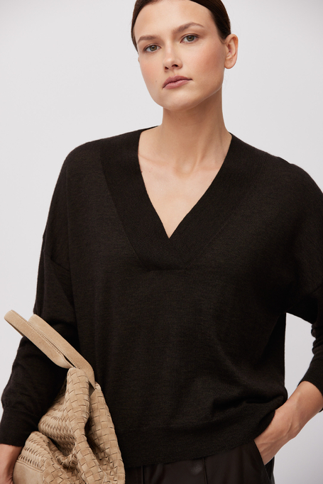 Hnědá halenka s jačí vlnou