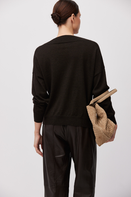 Hnědá halenka s jačí vlnou