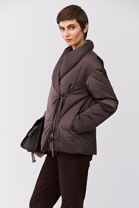 Hnědá péřová bunda s vázáním