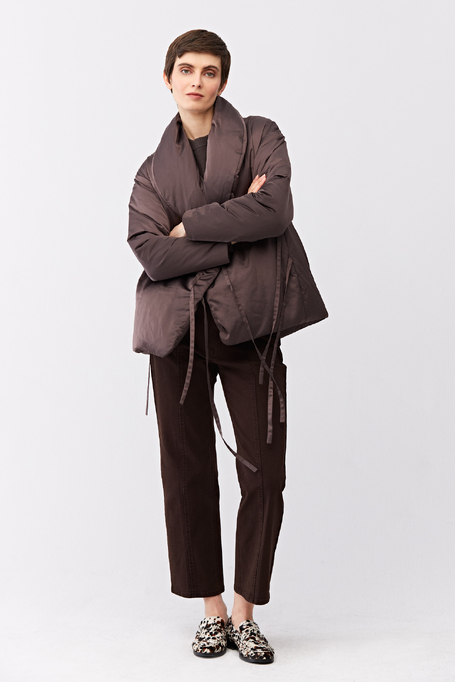 Hnědá péřová bunda s vázáním