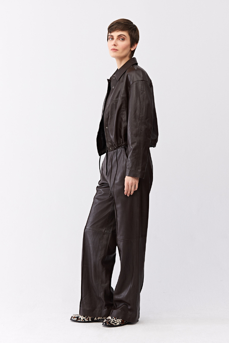 Hnědé kožené kalhoty se širokou nohavicí